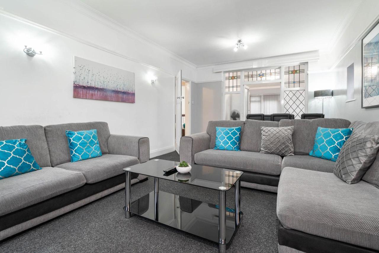 5 Bedroom House - 11 Guests - Garden - Wifi - Smart Tv - Top Rated - Large Driveway 4 Multiple Vehicles - Perfect For Contractors 버밍엄 외부 사진